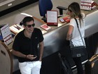 Flávia Alessandra e Otaviano Costa caem na gargalhada em aeroporto
