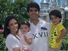 Mulher de Kaká posta foto das férias em família em parque