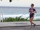 Juliana Didone corre e se alonga em calçadão do Rio