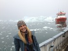 Bar Refaeli posa em navio com gorro: 'Congelando!'