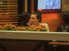 Camila Rodrigues troca beijos com o namorado no Rio