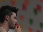 Gusttavo Lima joga rosas para fãs em show