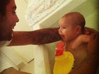 Pedro Scooby posta foto dando banho em Dom