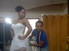Adriana Bombom experimenta vestido para casamento caipira