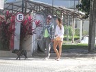 Thaila Ayala e Paulinho Vilhena passeiam com cachorro no Rio