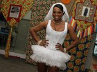 Adriana Bombom é noivinha sexy em festa junina no Rio