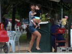 Daniele Suzuki leva o filho para passeio no Rio