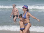 Nívea Stelmann curte domingo de sol na praia com o filho