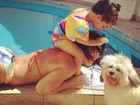 De biquíni comportado, Scheila Carvalho curte piscina com a filha