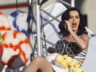 Katy Perry usa saia com pipocas gigantes em première de seu filme