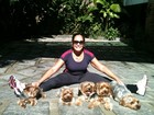 Susana Vieira faz alongamento rodeada dos seus cachorrinhos