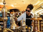 Adriana Bombom faz compras durante escala de viagem em Dubai 