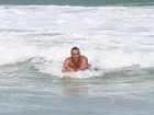 Quarentão, Paulo Zulu mostra sua boa forma em dia de surf no Rio