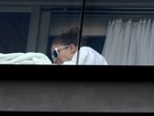 Solzinho na laje... de luxo! Jennifer Lopez toma sol em varanda de hotel