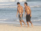 Daniel Rocha e Ronny Kriwat, de 'Avenida Brasil', curtem praia no Rio