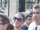 Jennifer Lopez causa tumulto ao sair de restaurante em Fortaleza