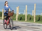 No dia de seu aniversário, Marina Ruy Barbosa anda de bicicleta na orla 