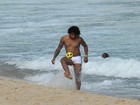 Marcelo, do Real Madrid, faz embaixadinha em praia do Rio