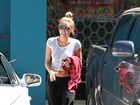 Miley Cyrus deixa academia com a barriguinha de fora