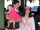 Fernanda Pontes usa viseira do Mickey para passear em família
