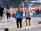 Vera Fischer desfila transparência em caminhada no Rio