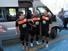Galãs de 'Avenida Brasil' jogam futebol e encantam 'cheerleaders'