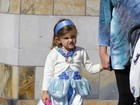 Fofa! Filha de Alessandra Ambrósio passeia vestida de princesa