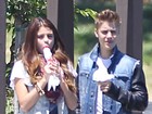 Com microshort, Selena aproveita dia de sol para namorar Bieber