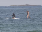 Isis Valverde faz stand up paddle em praia do Rio