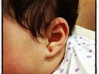 Aos três meses, filha de Perlla tem a orelha furada: 'Tadinha'