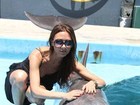Victoria Beckham posa ao lado de golfinho em parque aquático