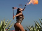 Latinete Joyce Pinheiro cospe fogo e mostra o bumbum em praia do Rio