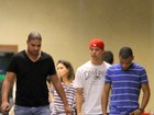 Adriano passeia com amigos em shopping no Rio