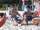 Daniel Rocha e Ronny Kriwat de 'Avenida Brasil' curtem praia no Rio