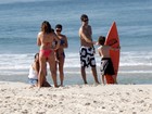 Giovanna Antonelli curte dia de sol na praia com a família