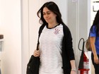 Alessandra Negrini usa camisa do Corinthians em aeroporto