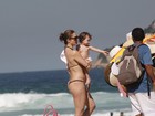 Letícia Spiller vai com a filha à praia no Rio