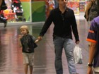 Luciano Huck passeia com Benício em shopping do Rio