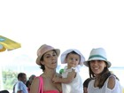 Fernanda Pontes curte dia de praia com a filha, Malu