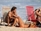 Fotos! Bruno Mazzeo e a namorada na trocam beijos em praia do Rio