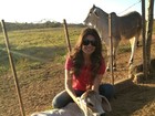 Paula Fernandes tira foto ao lado de vaquinha em fazenda