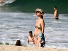 Júlia Lemmertz, a mulher oficial do 'Cadinho', vai à praia no Rio
