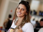 Capa da 'Playboy' Mari Paraíba sorri para fotógrafo em aeroporto