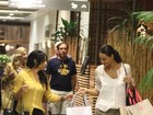 Débora Nascimento faz compras com amiga em shopping, no Rio