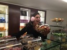 Gulosa! Ex-BBB Laisa 'ataca' chocolates em loja e posta no Twitter