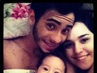 Perlla posta foto no Twitter com o marido e a filha na cama