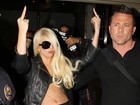 O negócio é causar: Lady Gaga faz gesto obsceno e mostra o bumbum