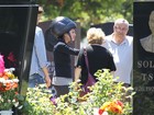 Tá ficando sério! Ashton Kutcher e Mila Kunis vão a cemitério juntos