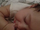 Fofura: Perlla posta foto da filha dormindo e chupando dedo
