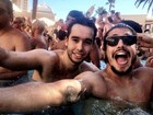 Caio Castro curte festa em piscina em Las Vegas, nos Estados Unidos